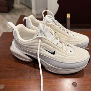 Nike Womens AirMax Portal Sneaker size 9